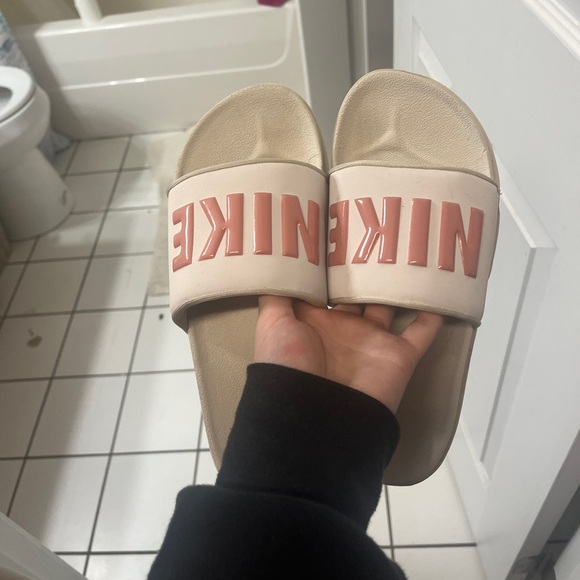 Nike slides - Picture 1 of 2